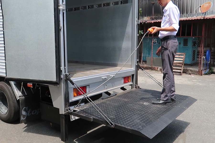 Hệ thống xi-lanh thủy lực và bảng điều khiển của xe tải có bửng nâng
